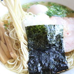 らぁめん 喜乃壺 - にぼし蕎麦　細麺　タマゴトッピング　例によって麺を前に