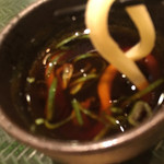 Hanamaru Udon - 噛まずに呑んで、のど越しが美味い。
                        冷たいうどんが、のどから腹の中に冷んやりとして気持ちがいい！