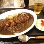 肉食堂 最後にカツ。 - 名物肉カレー黒(並)900円が 金曜カレーの日で700円 ごはん少な目