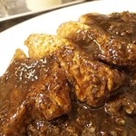 肉食堂 最後にカツ。 - 名物肉カレー黒(並)900円が 金曜カレーの日で700円 ごはん少な目