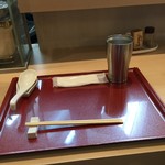 燃えよ麺助 - カウンター席(水はセルフ・紙おしぼり支給)