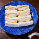 著名的炸肉排三明治：900日元