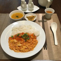 倶楽湾 - 日替わりランチ（金）エビと卵のチリソース炒めかけご飯