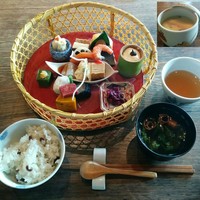 韻松亭 - 昼の弁当　花籠膳「雪」、税込　2,000円。炒り大豆の豆ご飯がいかしている