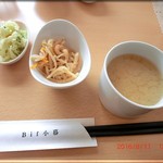 Ｂｉｆ　小暮 - ランチセットの味噌汁・サラダ・日替わり小鉢