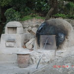 ギャラリーKAN - 手作り石窯。左の窯でマキで炒め物を、右の窯でピザや窯爺パンなど