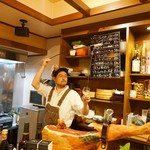 バル クラーベ - 御嶽オーナーがスペインバル感を盛上げる