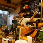 バル クラーベ - ホスピタリティあふれる御嶽オーナー