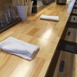 本町製麺所 阿倍野卸売工場 中華そば工房 - 清潔なカウンター席