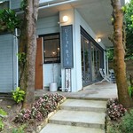 ULTRA BLUE - 入り口。向かって右はビーチです。