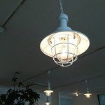 ULTRA BLUE - アンティークなランプも素敵です。