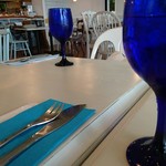 ULTRA BLUE - 小物はブルーで統一。