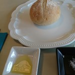 ULTRA BLUE - パンにはオリーブオイルが。