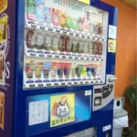 立川マシマシ - 黒烏龍茶がずらりと並ぶ自販機(`･ω･´)