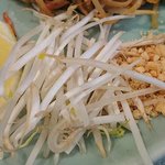 タイの食卓 クルン・サイアム 六本木店 - KRUNG SIAM 六本木店 ランチ パッタイ に添えられるカットレモン・生モヤシ・ピーナッツ