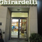 Ghirardelli Ice Cream & Chocolate Shop - 入り口。中にチョコ販売コーナーと店内イートインがある。