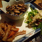 黒猫夜 - お通し♪豆を青海苔と炒めたもの、水菜と湯葉のサラダ、もつ炒め☆