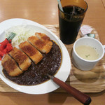 G&G - 料理写真:ポークカツカレー（600円・税込）。ドリンクはサービス。