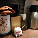 喜多一 - 内観；猫の調味料入れが可愛い