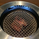 焼肉トラジ - 炭を投入