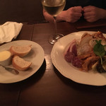 ビストロ テソロン ウナ ベッコ - 前菜。
                                パンも4回ほどおかわり