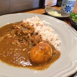 日本のお酒と馬肉料理 うまえびす - 馬肉燻製カレー＋燻製半熟卵トッピング