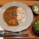 日本のお酒と馬肉料理 うまえびす - 馬肉燻製カレー＋燻製半熟卵トッピング