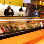 寿司処 桐や - 桐や ＠逗子 店内 ご主人たちと冷蔵ケース