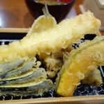 Tempura Meshi Fukumatsu - 天ぷらは２回に分けて揚げて下さいます。