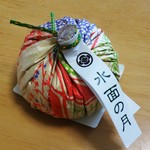 小ざくらや一清 - 水面の月：栗がまるごと入っていて、粒あんと共に 寒天（ゼリー？）で包み込んでいます。上品なお味と、ビジュアルに魅かれます。美味しいですョ！