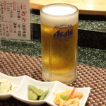 鮨 千寿 - まずは生ビールでしょう
      お通し（右）は伊丹バルで人気だったイカのカルピオーネ（南蛮漬け風）