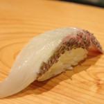 Sushi Senju - 皮付き鯛も絶品！
                        飲み込むのが勿体ない(笑）