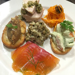 オードヴル6品盛り合わせ「キャロットラペ・レンズ豆のサラダ・エビアボガドのディップ・自家製 鶏ハム・クヌギマスのマリネ・豚肉とクルミのリエット」1,500円。