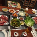 Hyung Je Restaurant - 全景鉄板の上はタンです