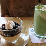 フラットホワイト コーヒー ファクトリー - 抹茶ラテ580円とバリスタのプリン480円