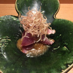 日本料理 晴山 - 鰹のたたき(おろし玉ねぎと生姜のポン酢。茗荷載せ)