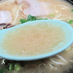 博多ラーメン おとみさん - スープは、トンコツ臭くない醤油豚骨です。全体的にはアッサリ寄りの普通の脂分かな。