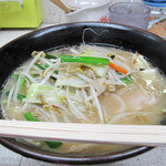 博多ラーメン おとみさん - 野菜ラーメン700円。強火でシャキシャキ炒めた野菜のせ豚骨ラーメンでした。