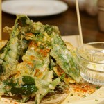 バル クラーベ - 新茶葉とエビのフリット　730円