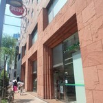 桃花源 - 赤いインド砂岩・割り肌仕上げの外壁