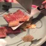 和黒 - 肉が盛り付けられる瞬間