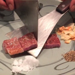 和黒 - 肉が盛り付けられる瞬間