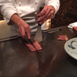 和黒 - 肉が焼かれる様子