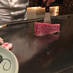 和黒 - 肉が焼かれる様子（ムービーから）