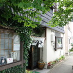 なんばんや - 駐車場はお店の斜め向かい（なんばんやの大きな表示あり）