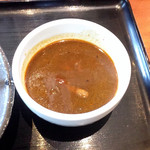 サリーズキッチン - チキンカレー大盛(¥450)のルー
            スパイス感あり。予想以上にサラサラで、メニューにはそう書いてないがスープカレーと言えよう。具は口に入れるとすぐほどけるほど柔らかく煮込まれたチキンと玉ねぎのみ。