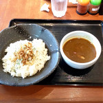 SALLY'S kitchen - チキンカレー大盛(¥400+¥50)
      この価格でルーとライスが別皿で供されるのには驚いた。量もそれなりにあり、CPはかなり高いと言えるだろう。