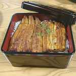 横田屋  - うな重(竹)。お盆に初の持ち帰りにて。出前は, 飯島・御所野・太平・下浜・河辺・雄和地域などを除いてやってくれます.