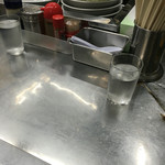 中華そば みたか - カウンター席はこんな感じです。