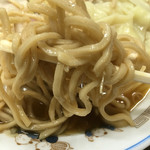 麺のアップ。このゴワゴワ感が堪らなくいい！